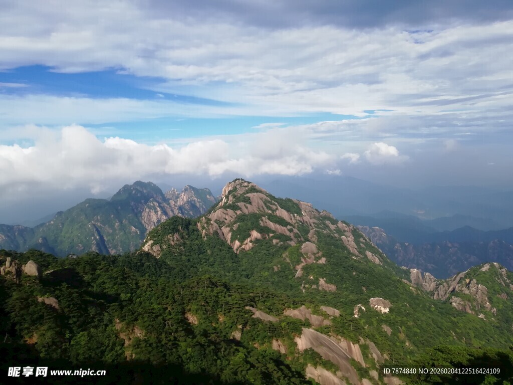 壮丽山景 云雾缭绕的峰巅