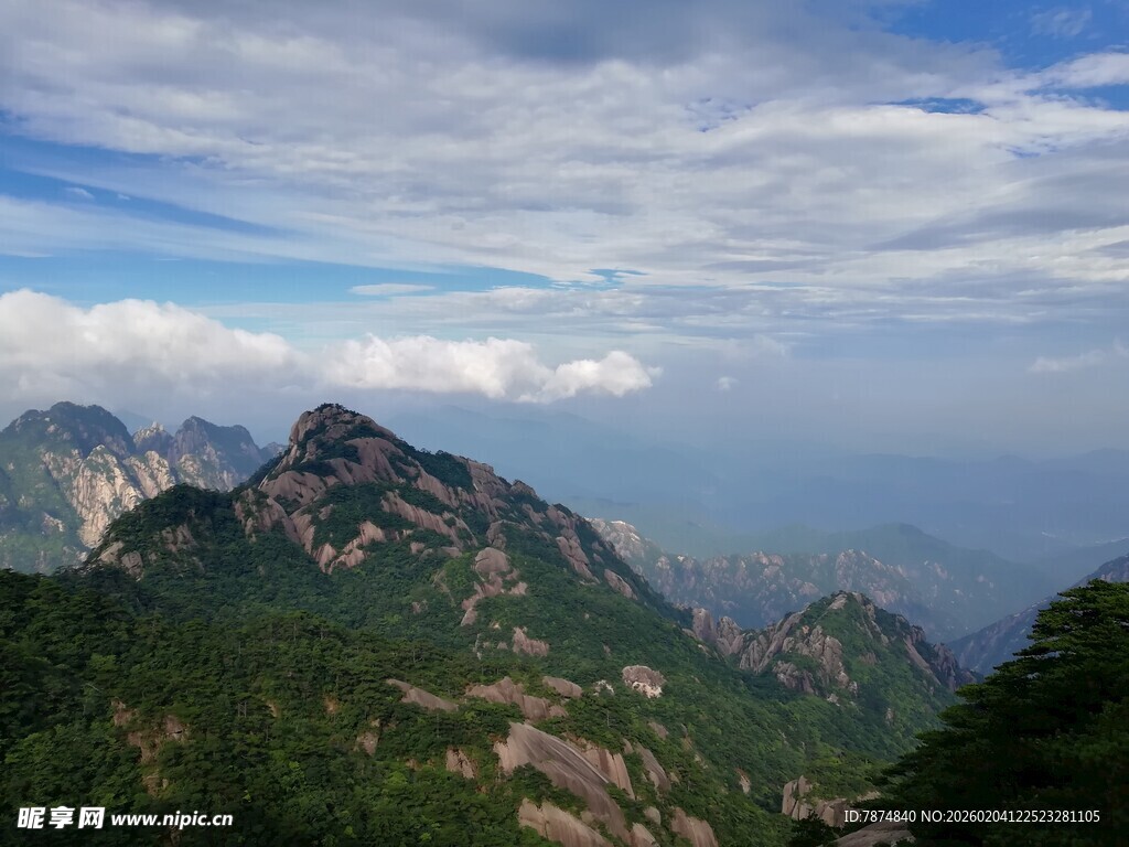 壮丽山景与蓝天白云
