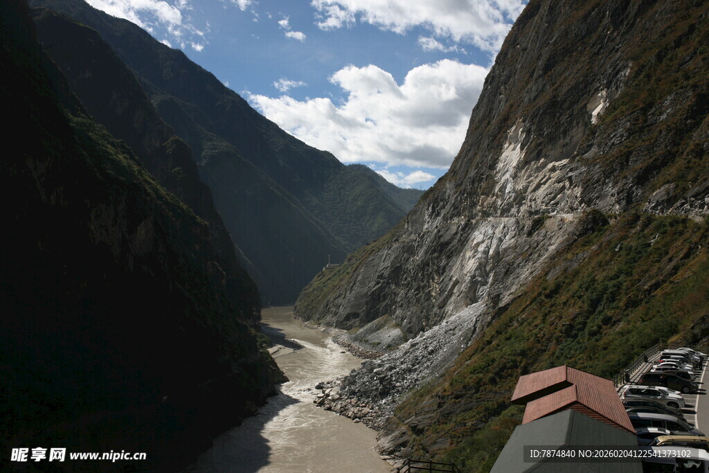 峡谷壮丽风光俯瞰视角