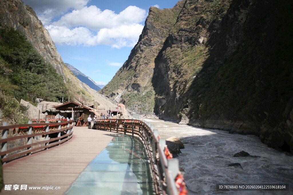 峡谷栈道旁的壮丽山水景观