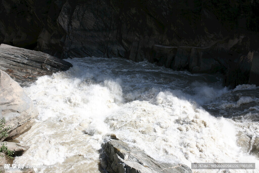 湍急溪流冲击岩石景象