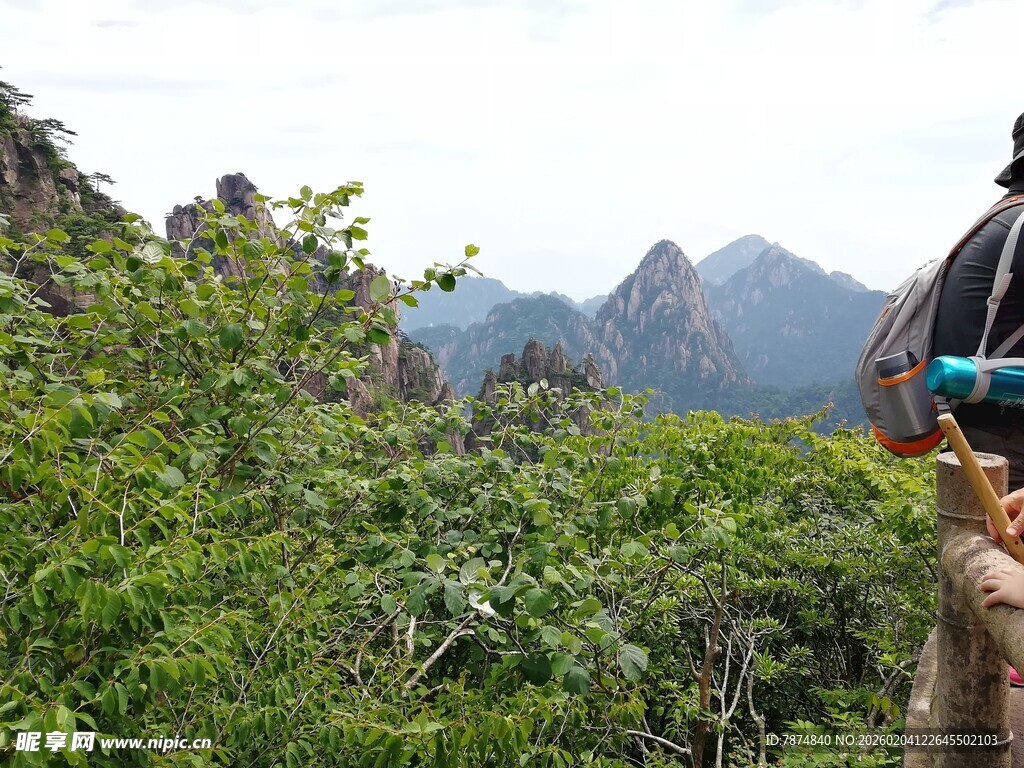 山间徒步者赏秀丽山景