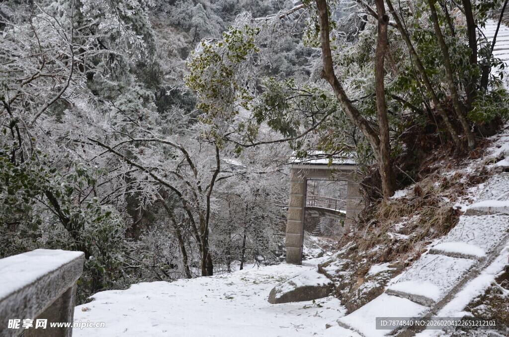 雪覆山林间的古朴石阶