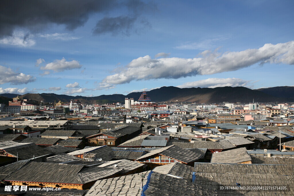 俯瞰传统村落屋顶景观