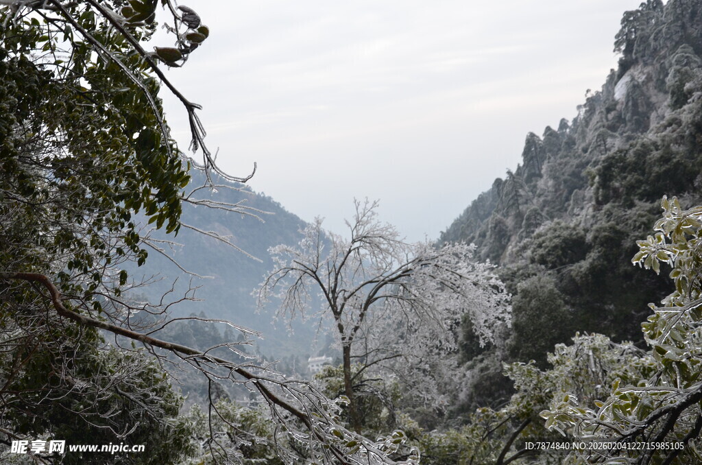 山间雪景 银装素裹的自然美