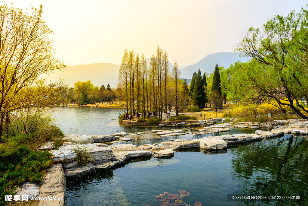 湖畔石径 自然风光如画