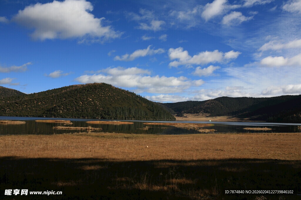 蓝天青山下的开阔原野