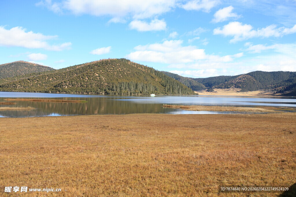 草原湖泊与远山美景