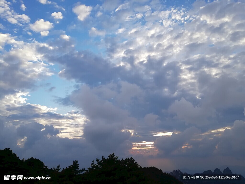 天空中绚丽的云层景观