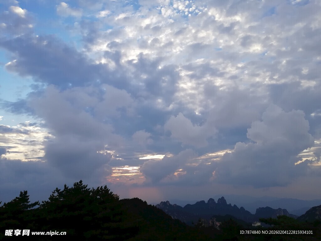 黄昏时分的天空与山峦