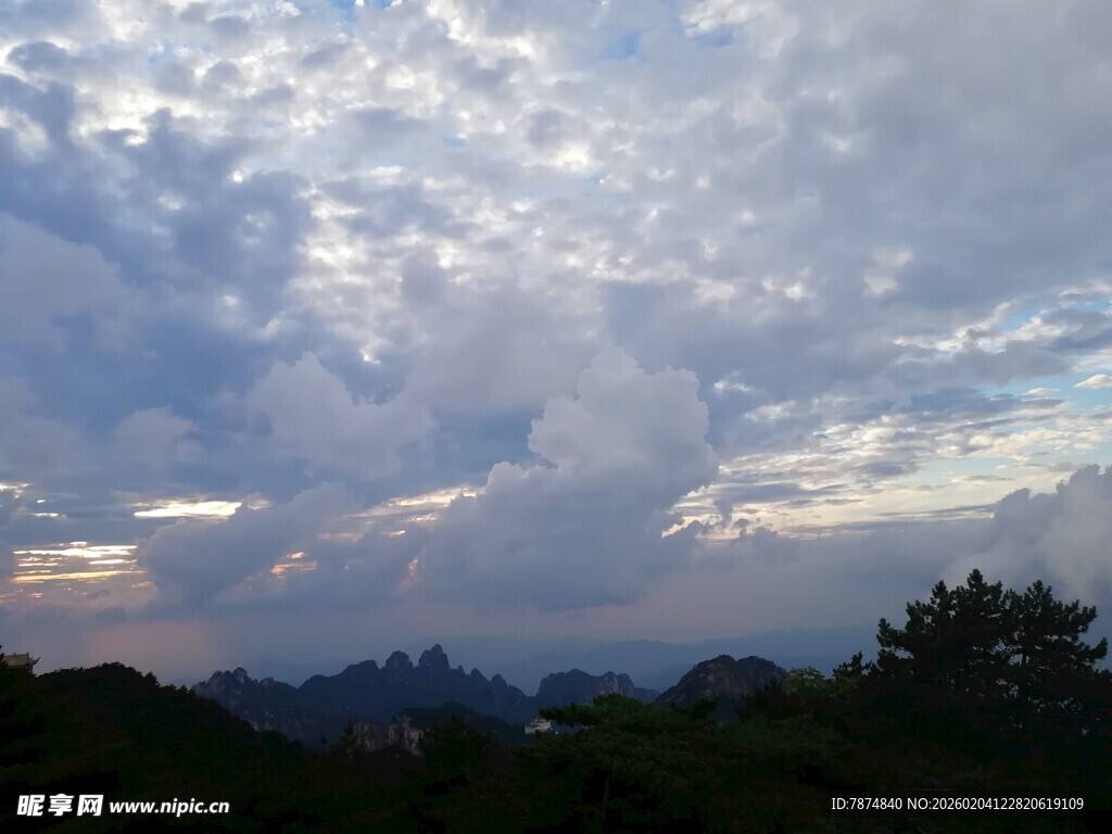 黄昏时分的天空与山林景色