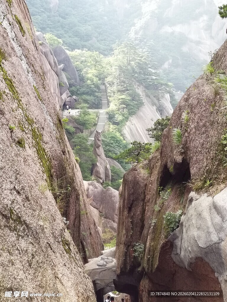 山间狭窄石缝景观