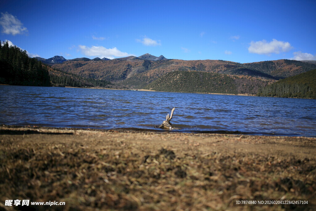 湖畔风光 远山蓝天相衬