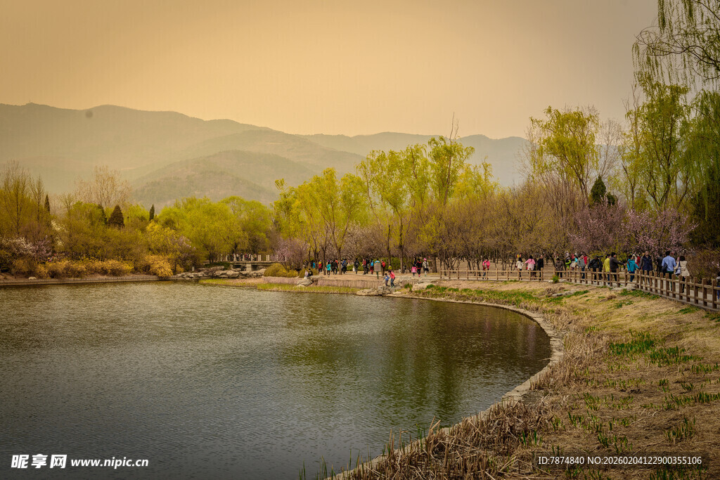 湖畔春日美景宜人
