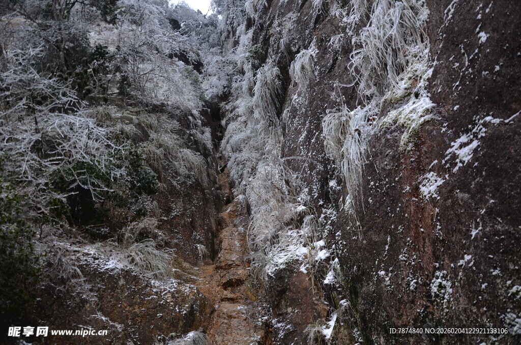 冬日覆雪的嶙峋岩壁
