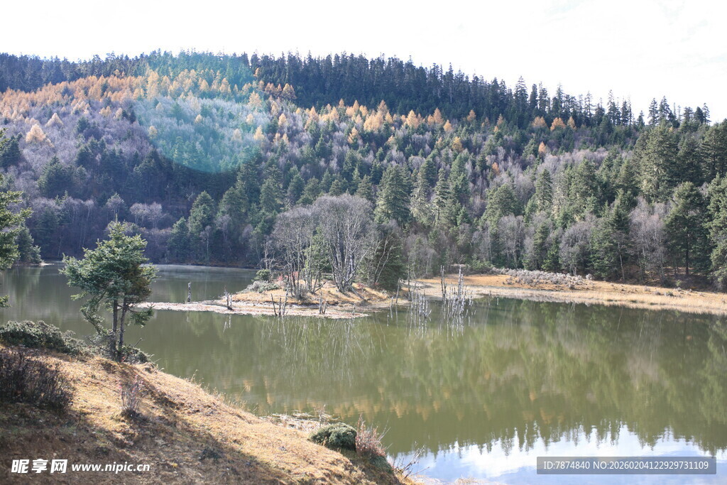 山间静谧湖泊风景