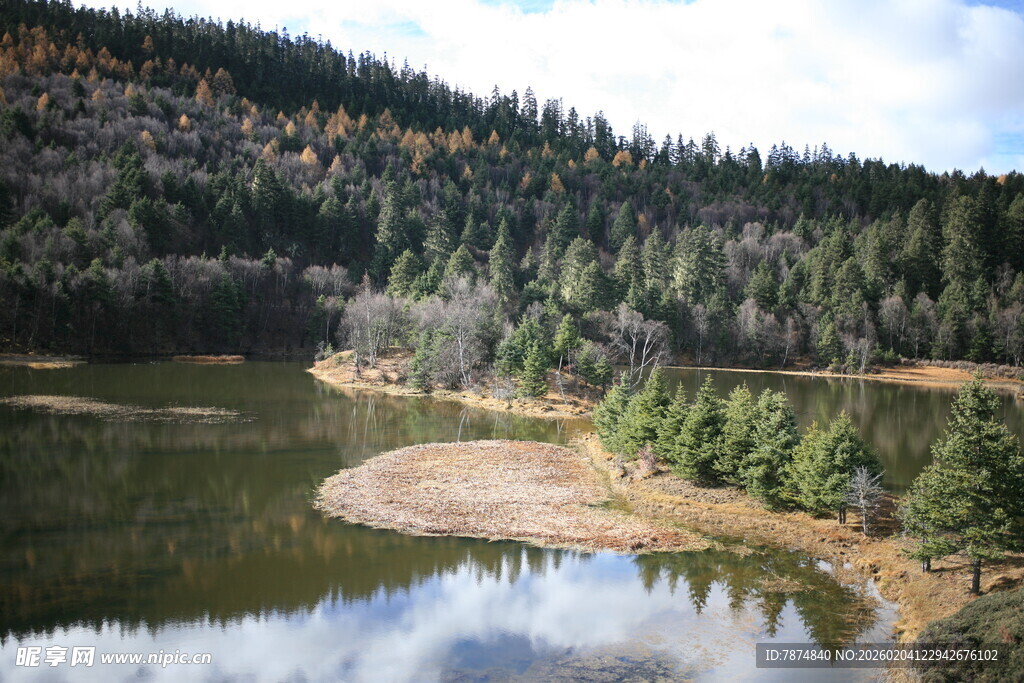 山林环绕的静谧湖泊