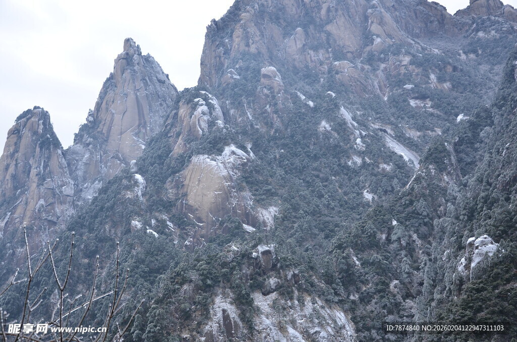 巍峨雪山峻岭壮丽风光