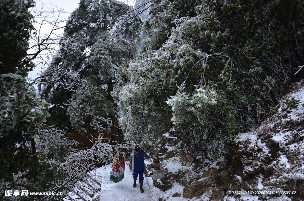 雪中山间徒步的旅人