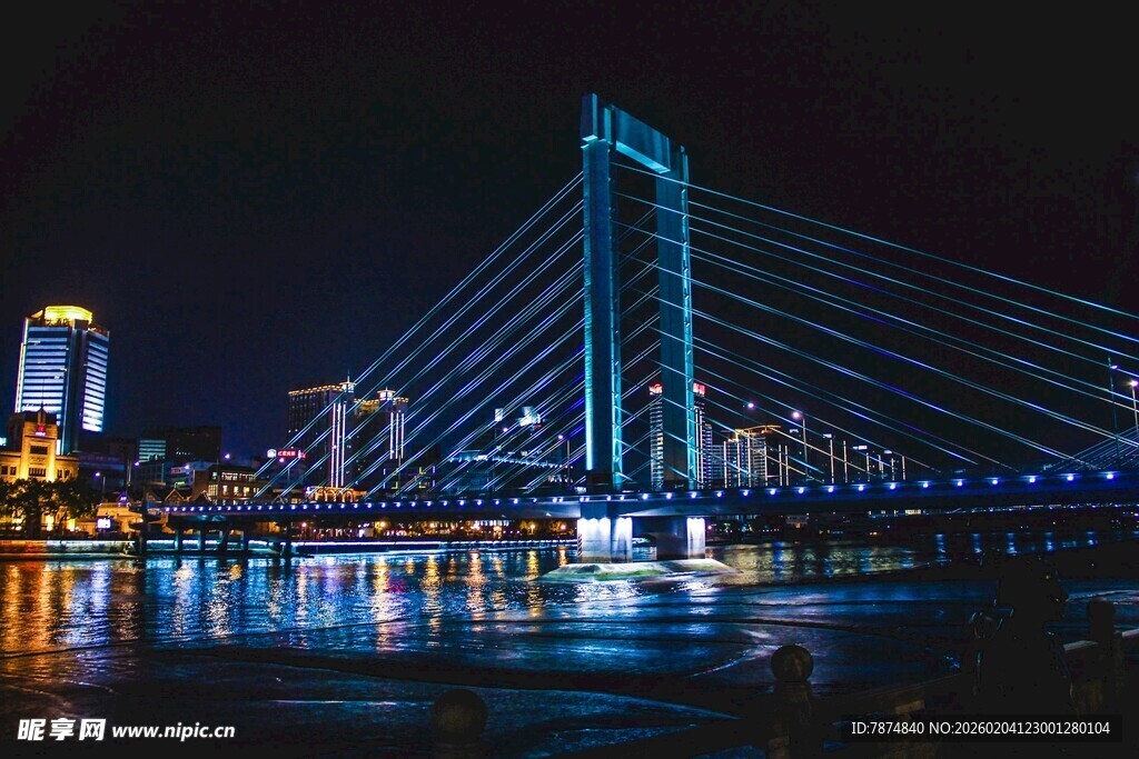城市夜景中的璀璨桥梁