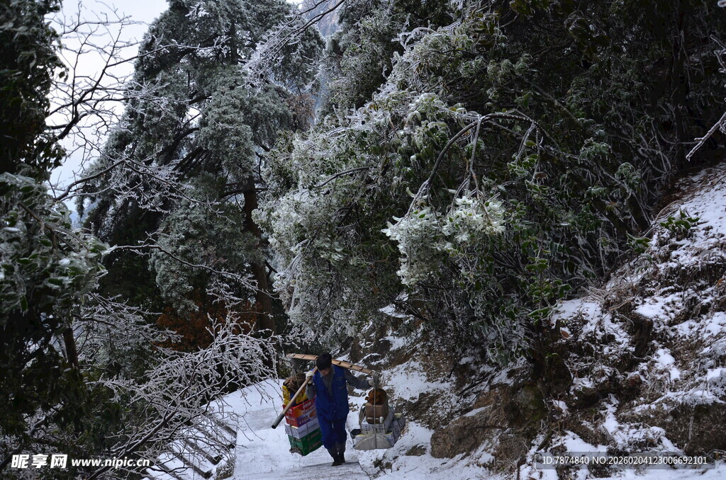 雪中山间行人漫步美景