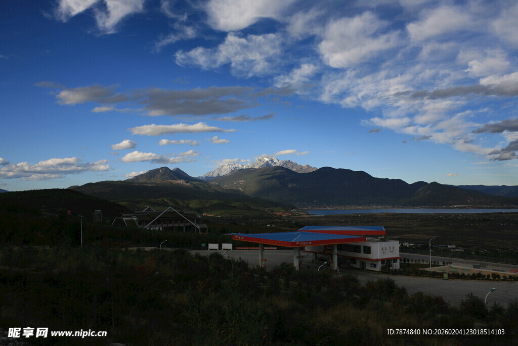 山间建筑与蓝天白云美景