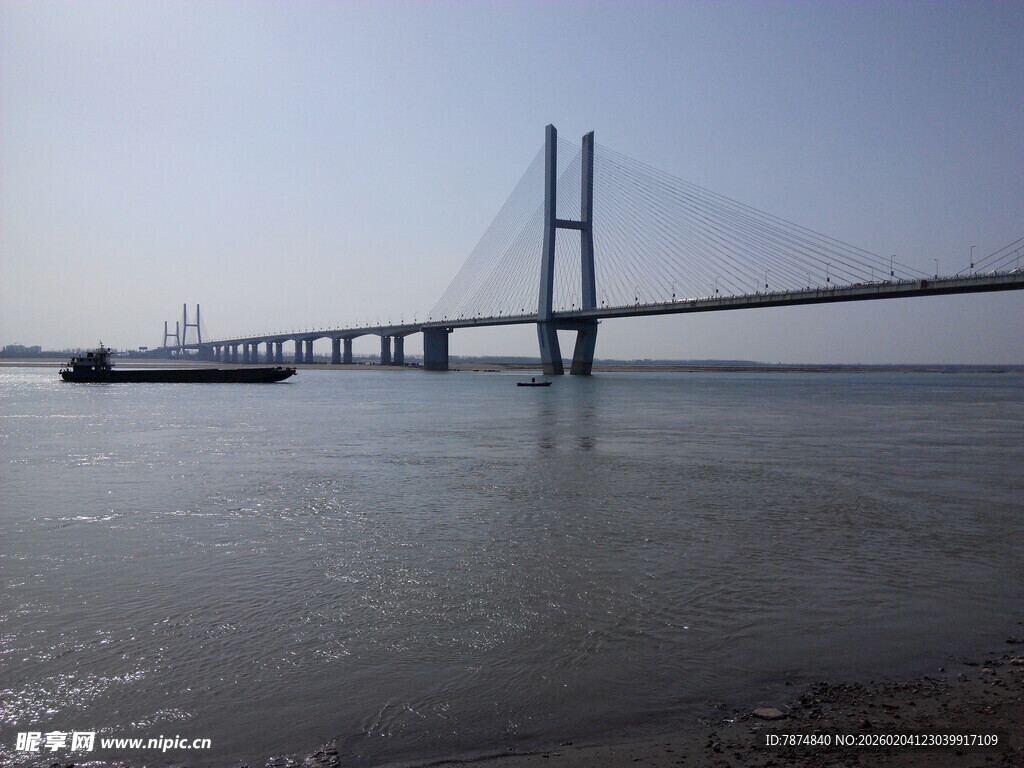 跨海大桥在平静海面的景象