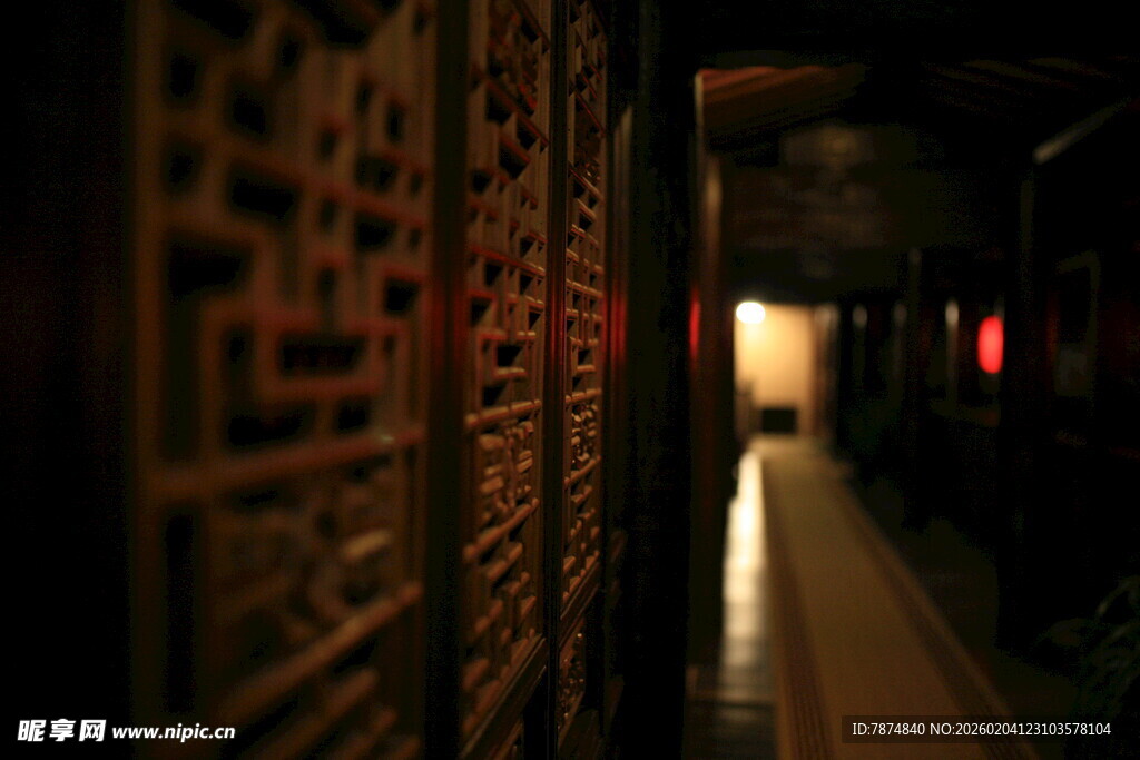 昏暗走廊中的服务器阵列