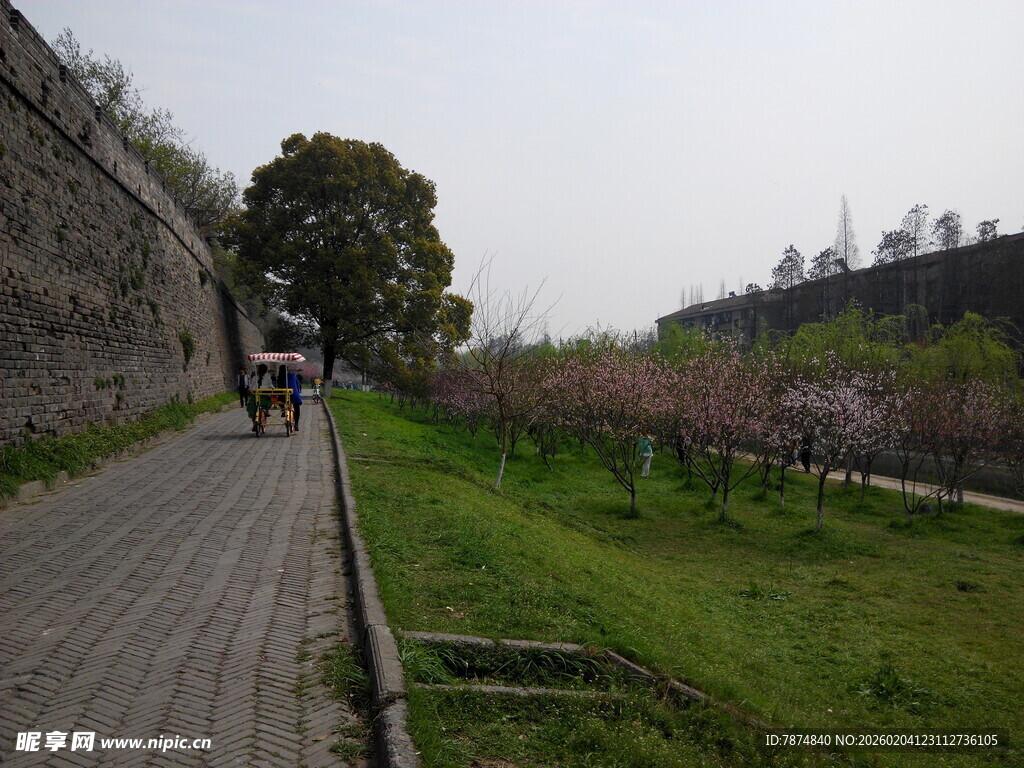 城墙边的漫步小径