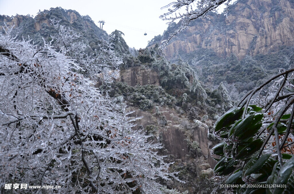 雪覆山峦 景致壮美