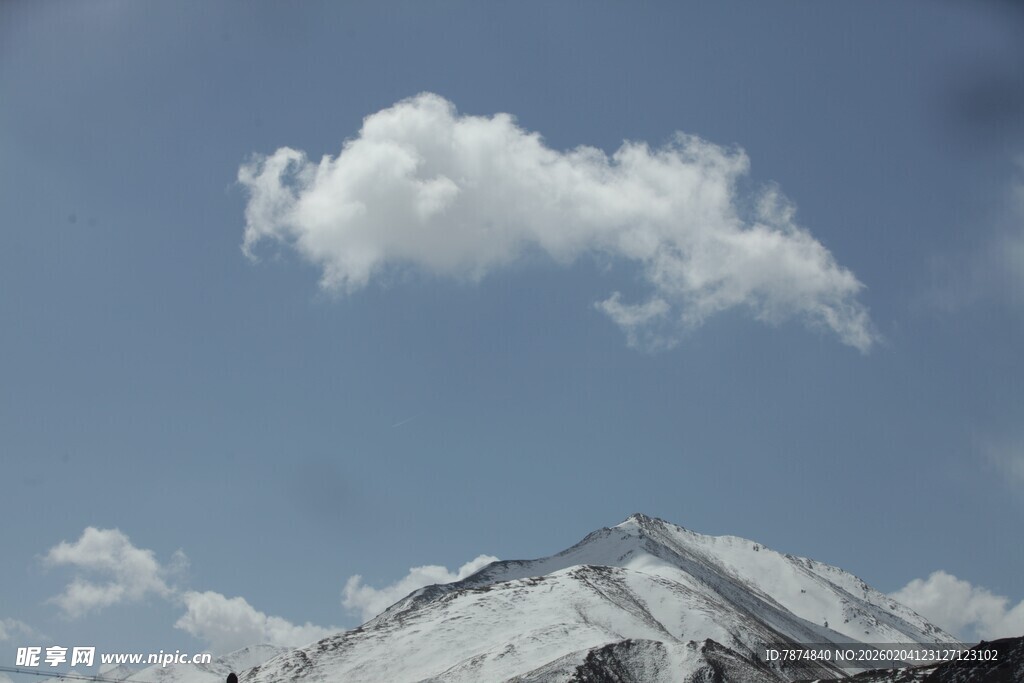 雪山之上的白云蓝天