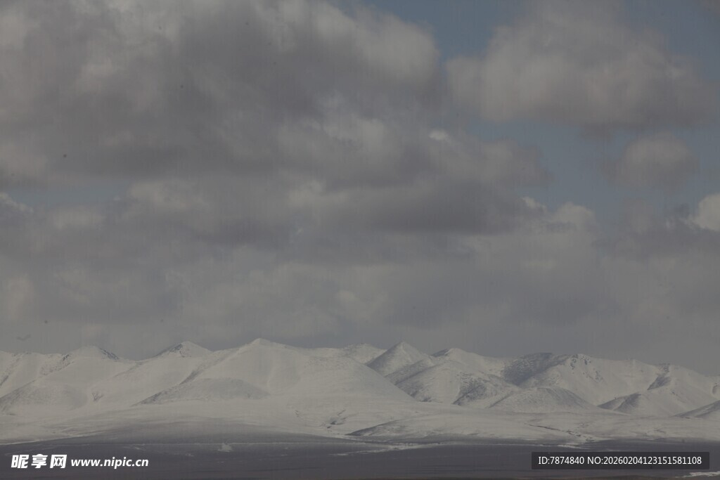 雪山远景 云层笼罩
