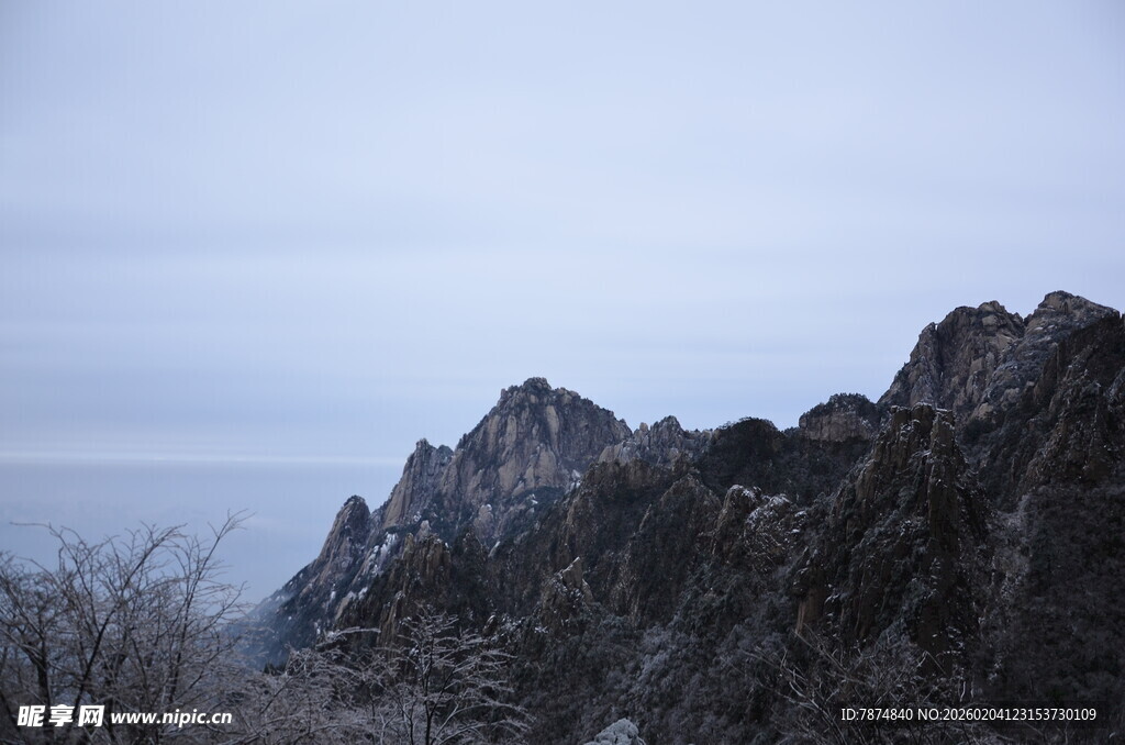 冬日巍峨山峰景色