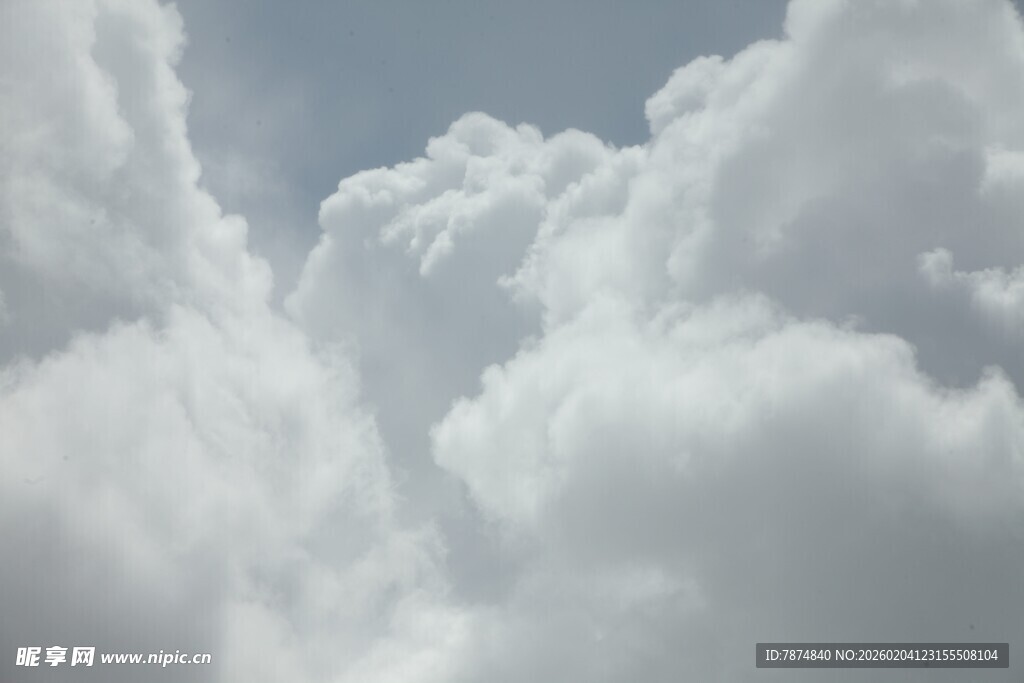 天空中蓬松的洁白云朵