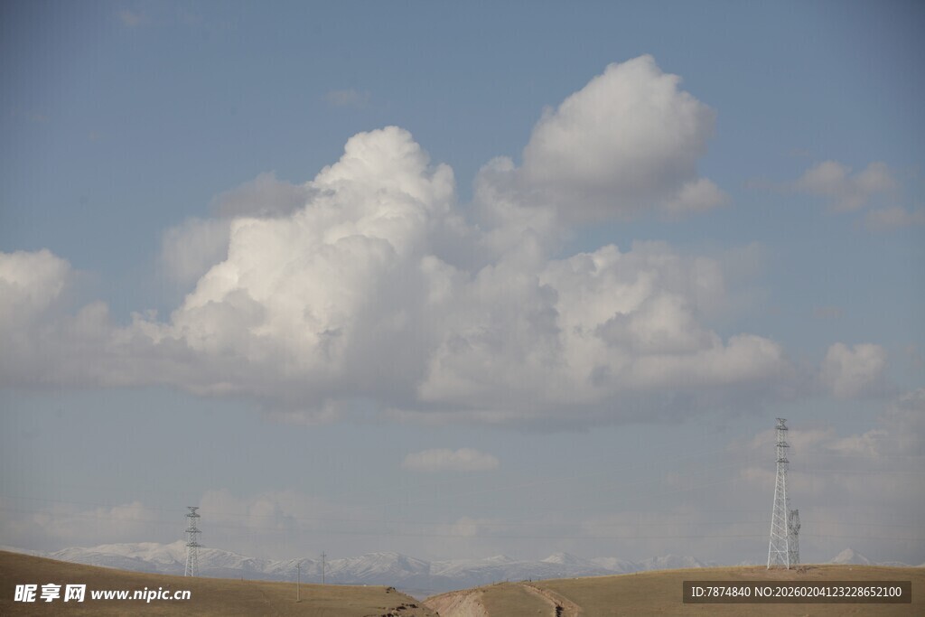 蓝天白云下的开阔风景