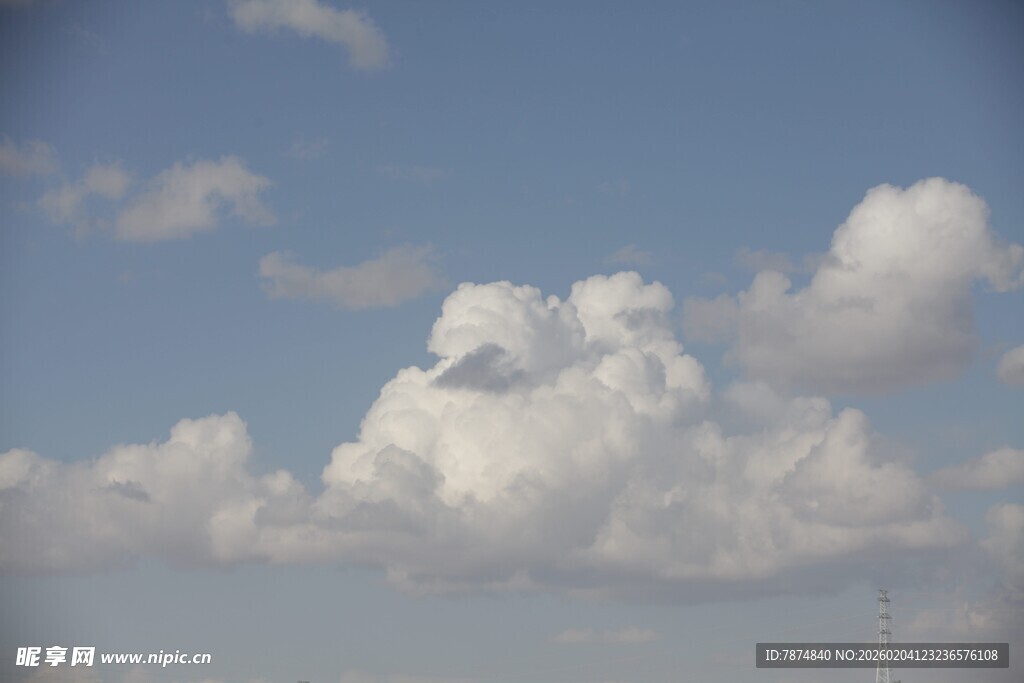 蓝天下的蓬松白云