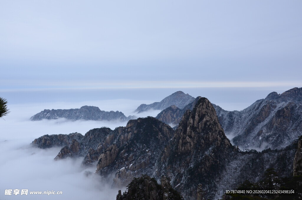 云海中的壮丽山峦