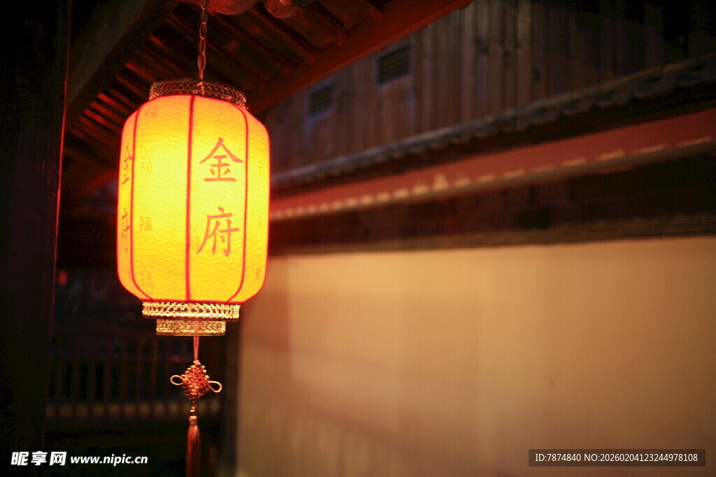 中式古典灯笼悬挂于屋檐