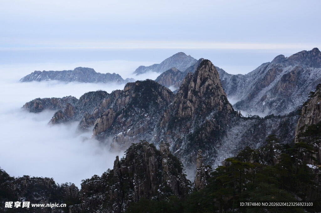 云海环绕的壮丽群山