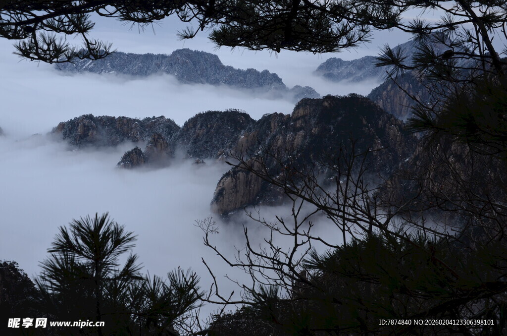 云雾缭绕的壮美山峦景色
