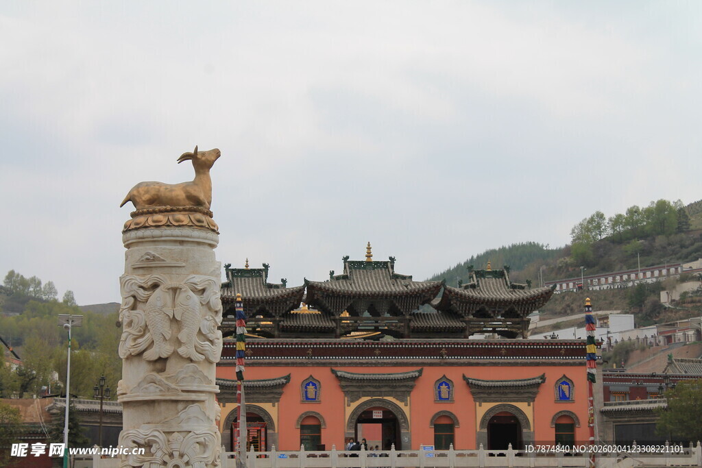 中式古建筑前的华表景观