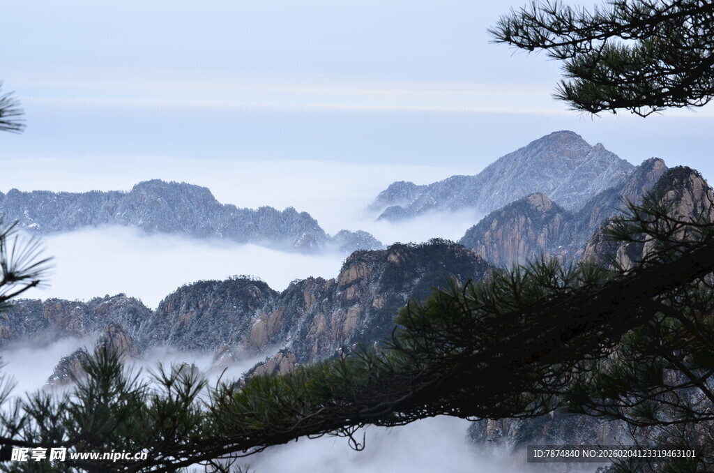 云雾缭绕的壮美山峦