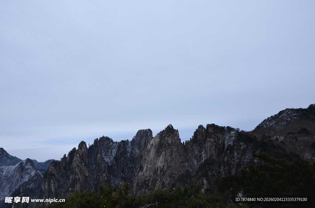 巍峨群山 尽显自然壮美