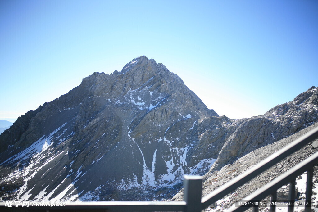 巍峨雪山与观景台栏杆