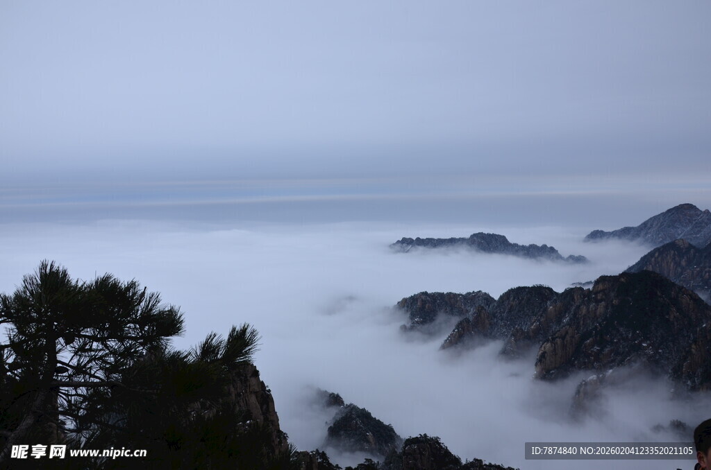 云海中的壮丽山峦景观