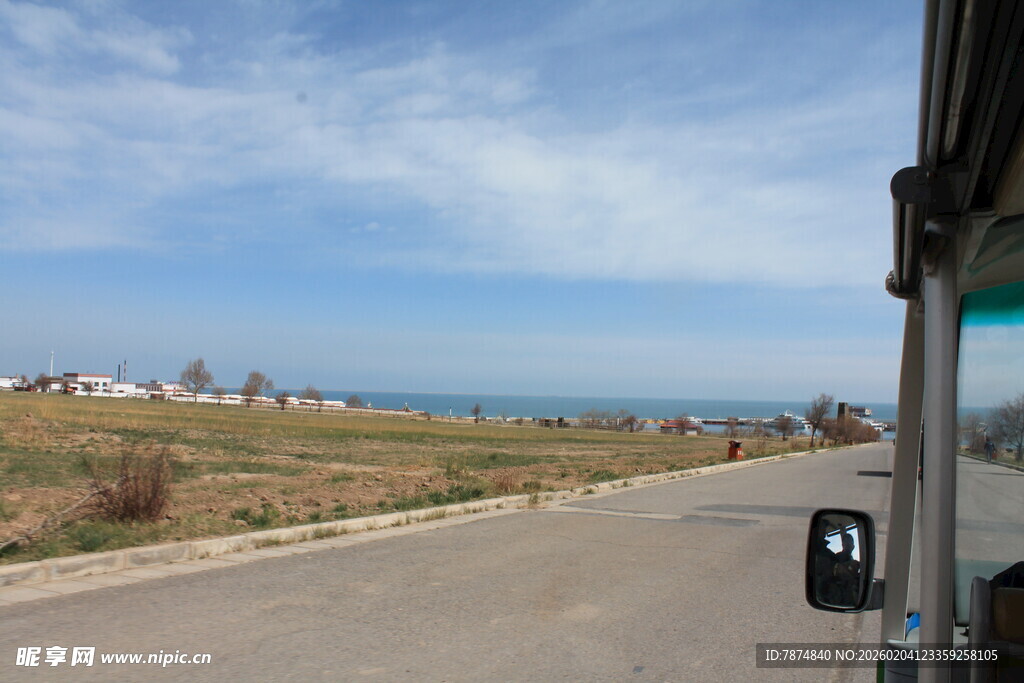 公路边的开阔风景