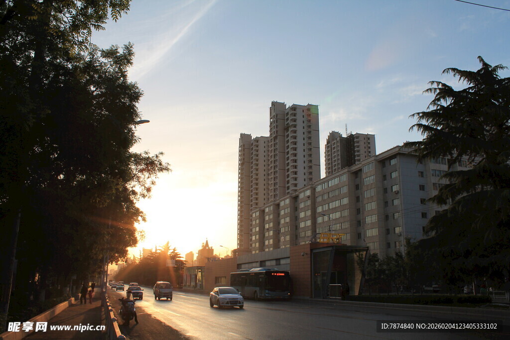 夕阳下的城市街道景象