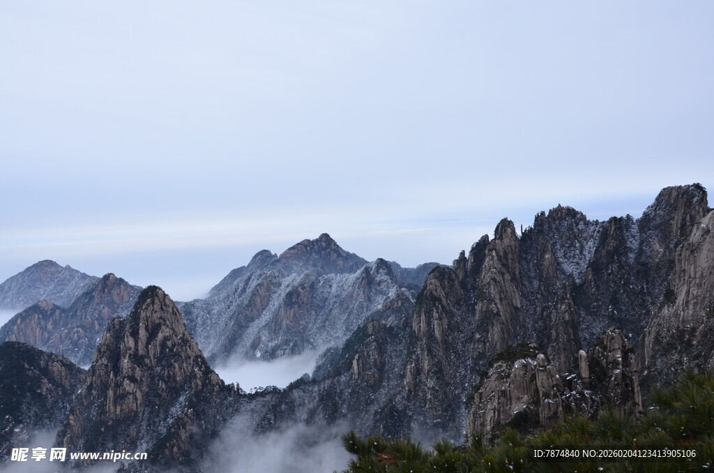 云雾缭绕的壮丽山峰