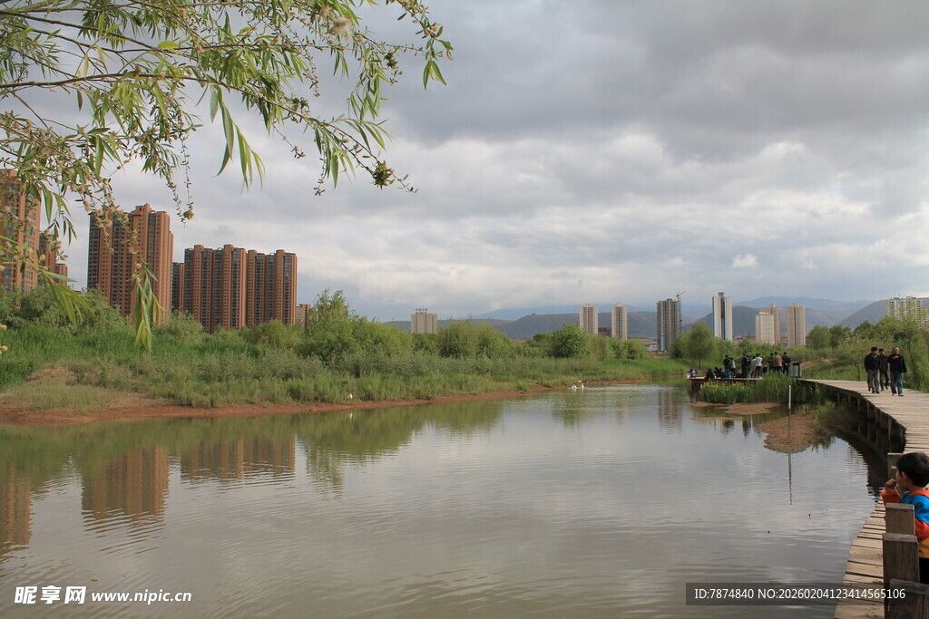 河畔风光 自然与建筑相映