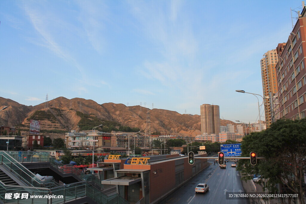 城市河畔风景与远山